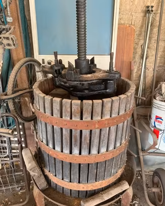 Torchio antico in legno e ghisa per uva/vino