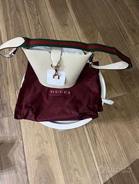 Borsa Gucci a secchiello  pelle nuova con cartell.