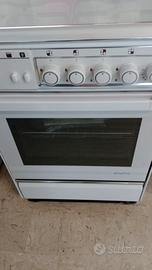 cucina bianca  con forno con sicurezza e coperchio