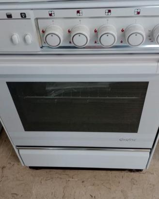 cucina bianca  con forno con sicurezza e coperchio
