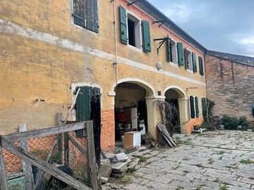 Ampio rustico su 2 piani da ristrutturare