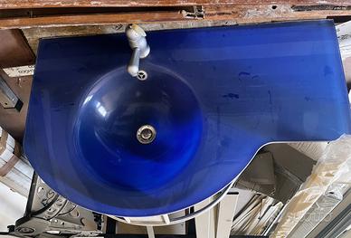 Lavandino in vetro blu