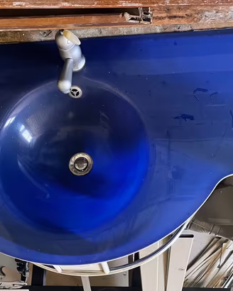 Lavandino in vetro blu