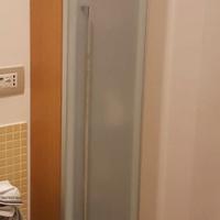 Due mobili bagno e lavandino sospesi