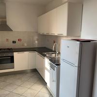 Cucina con frigo, forno, lavastoviglie, fornelli