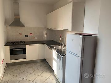 Cucina con frigo, forno, lavastoviglie, fornelli