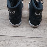 Scarpe nere alte Nike N. 37,5