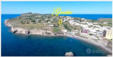 Grotte in tufo vicino il mare