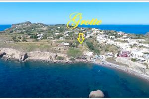 Grotte in tufo vicino il mare