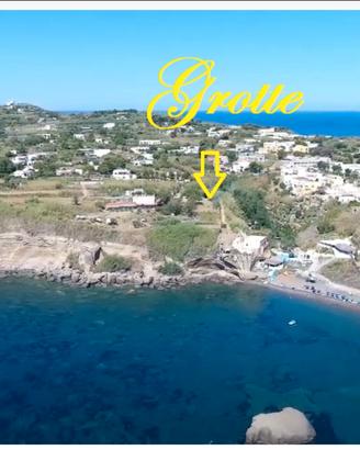 Grotte in tufo vicino il mare