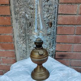 Antico lume a petrolio 