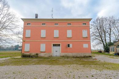 Rustico / Casale di 460 m² con più di 5 locali e b