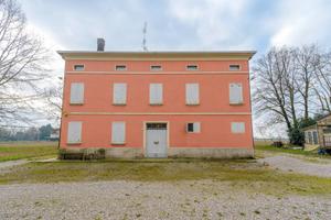 Rustico / Casale di 460 m² con più di 5 locali e b