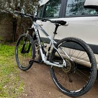 Bicicletta mountain bike, mai usata, 400€ tratab
