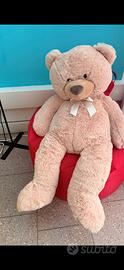 Orso gigante e pouf