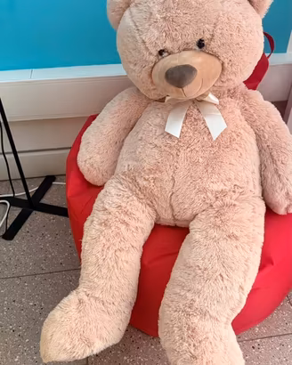Orso gigante e pouf