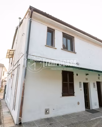 2 LOCALI INDIPENDENTE CON BOX