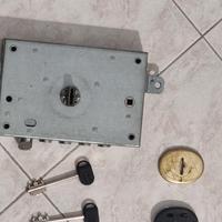 Serratura doppia mappa con tre chiavi