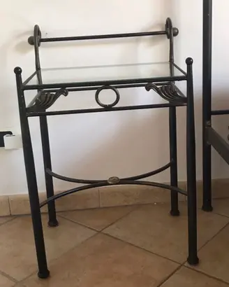Comodino ferro battuto e vetro