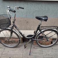 Bicicletta da donna pieghevole. 