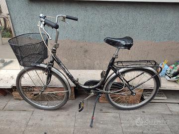 Bicicletta da donna pieghevole. 