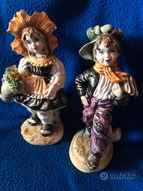 coppia di statuine in ceramica policroma. vintage