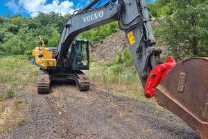 escavatore cingolato volvo ec220d