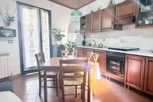 Graziosa casetta su due livelli con giardino