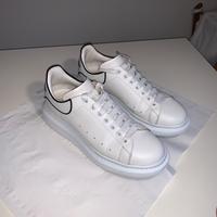 Alexander McQueen Sneaker in White/black