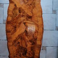 Tavolino intarsiato con "patchwork" di legni