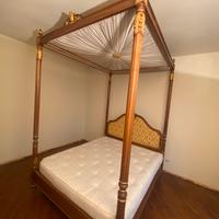 Letto baldacchino in legno con ganci per tende