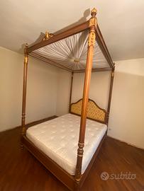 Letto baldacchino in legno con ganci per tende