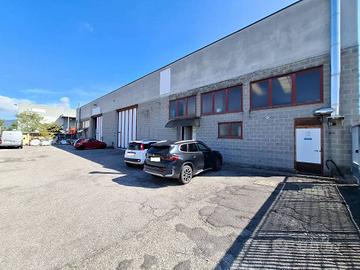 Immobile di 600 m² con 4 locali a Cantù