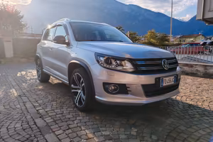 VOLKSWAGEN TIGUAN  R-LINE  