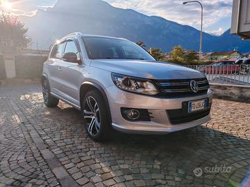 VOLKSWAGEN TIGUAN  R-LINE  