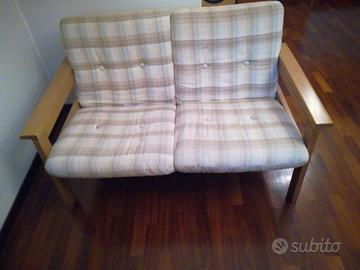 Divano due posti largo 1,24 profondita' 70 alto 80