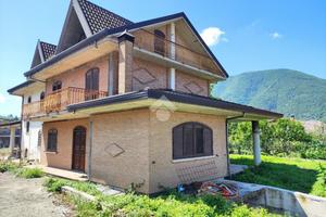 PORZIONE DI BIFAMILIARE A SERINO