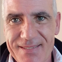 Cercò lavoro come giardiniere custode e manutentor