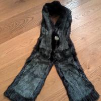 Sciarpa verde scuro e nera in pelliccia