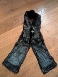 Sciarpa verde scuro e nera in pelliccia