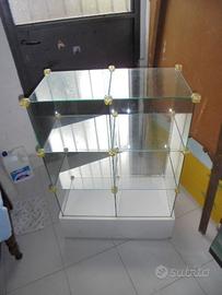 Vetrinetta con base in legno e ruote permuto