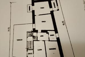 Porzione di casa su tre livelli libera su tre lati