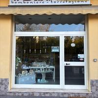 Negozio bomboniere e vendita caffè