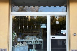 Negozio bomboniere e vendita caffè