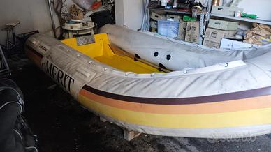 Gommone con chiglia in resina più mototore