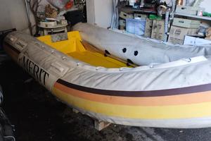 Gommone con chiglia in resina più mototore