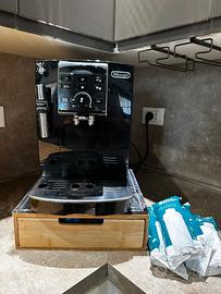 Macchina caffè chicchi e polvere cappuccino delong