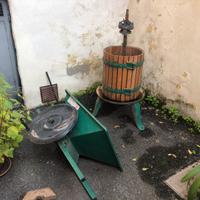 Torchio e pigiatrice  manuale per uva