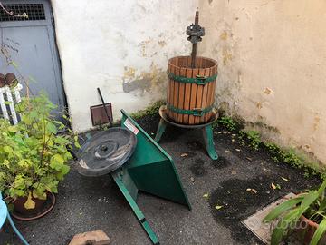 Torchio e pigiatrice  manuale per uva