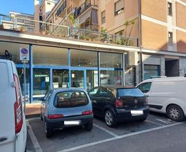 Locale commerciale con magazzino e uffici